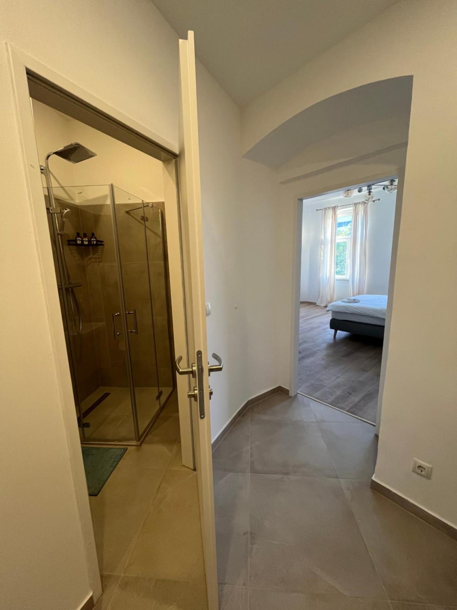 Apartment Schoenbrunn Near Metro Wien Exteriör bild